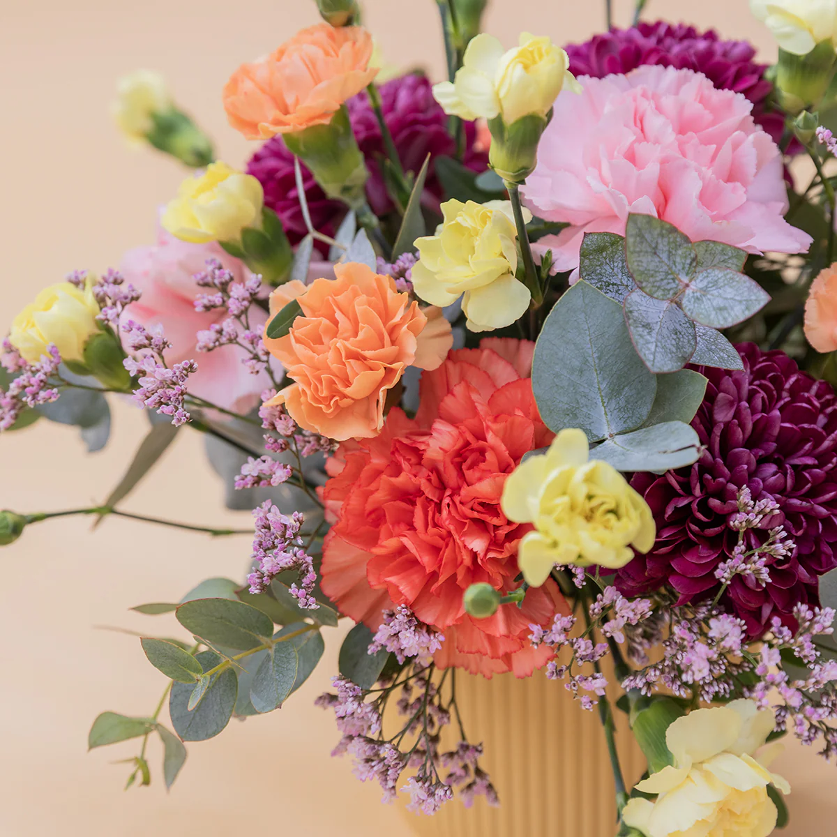 Arreglo de Flores con Libro Horóscopo Tauro y Tarjeta - Image 3