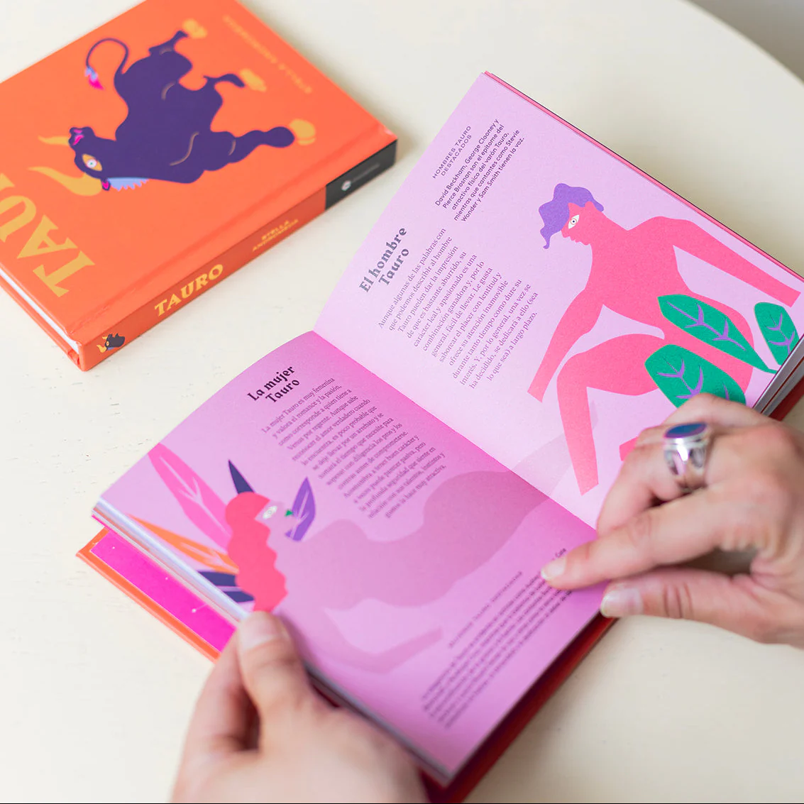 Arreglo de Flores con Libro Horóscopo Tauro y Tarjeta - Image 4