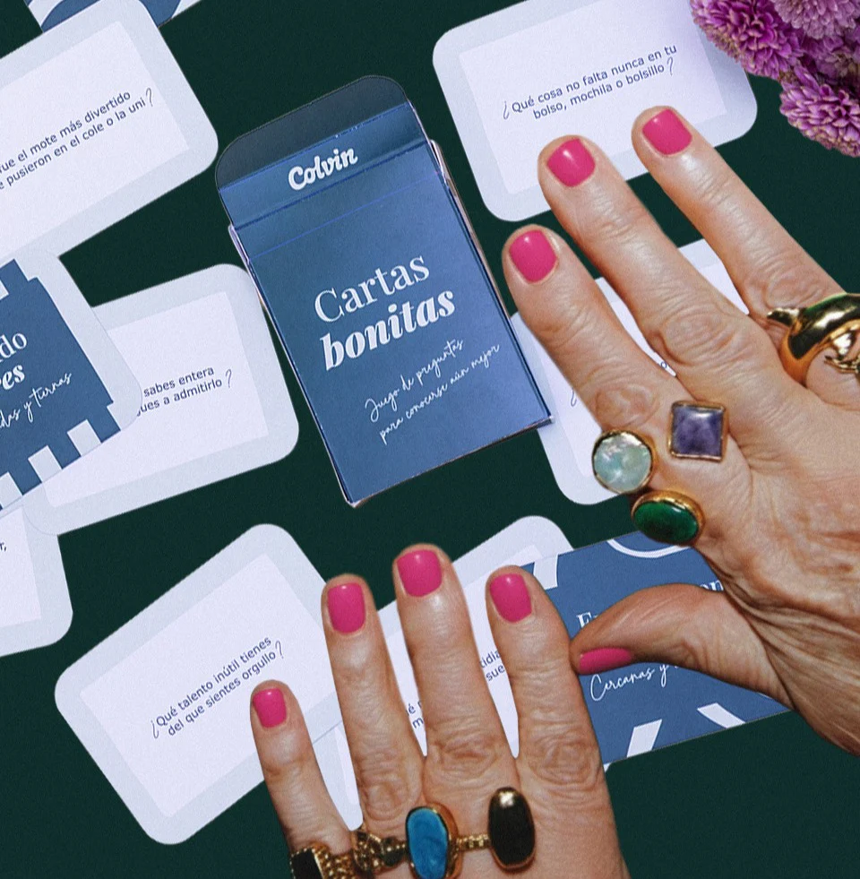 Arreglo de Rosas con Juego de Cartas y Tarjeta - Image 6