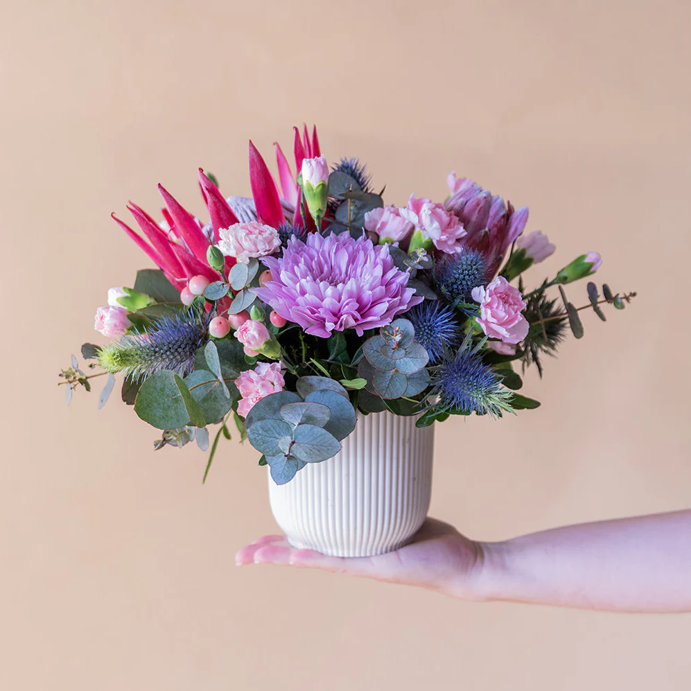 El Capricho - Arreglo con Proteas y Crisantemos - Image 3