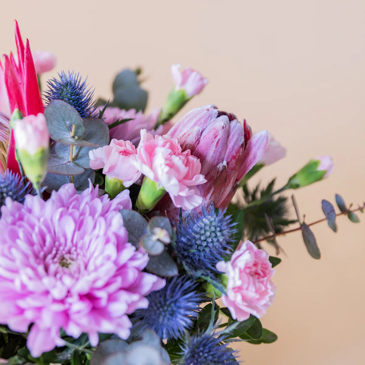 El Capricho - Arreglo con Proteas y Crisantemos - Image 7