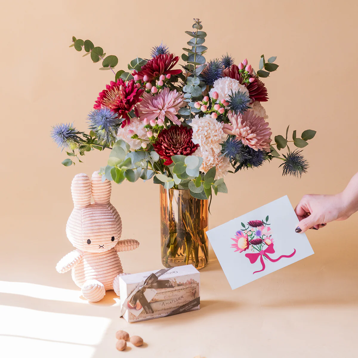 Ramo de Flores Azules con Catanies, Peluche y Tarjeta - Image 3