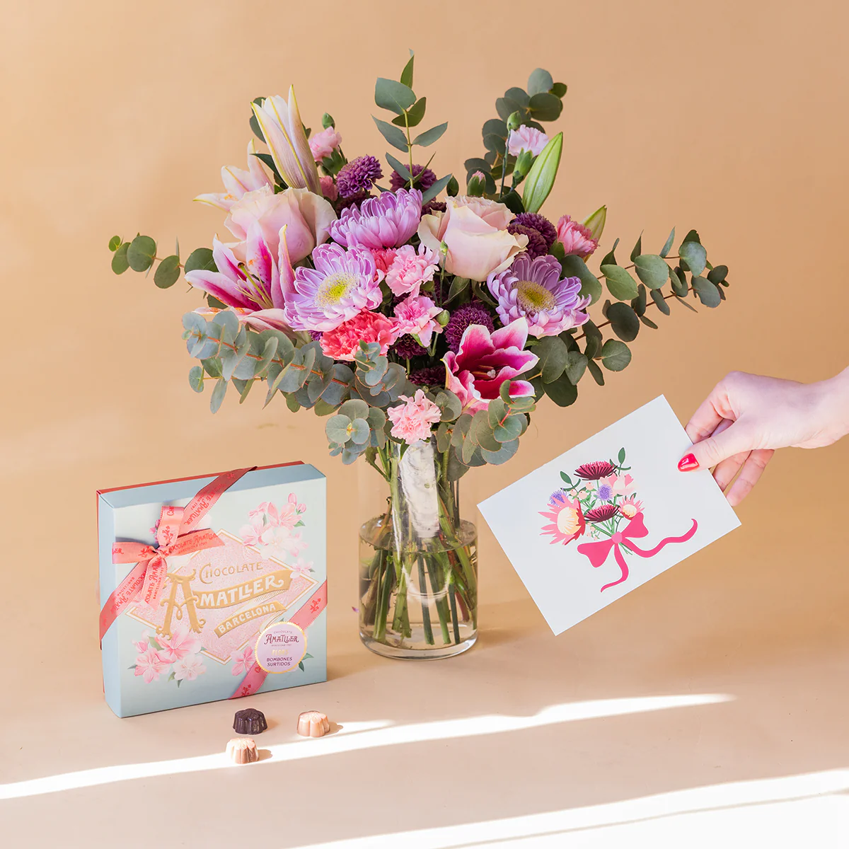 Ramo de Flores Rosas con Caja con Bombones y Tarjeta - Image 3