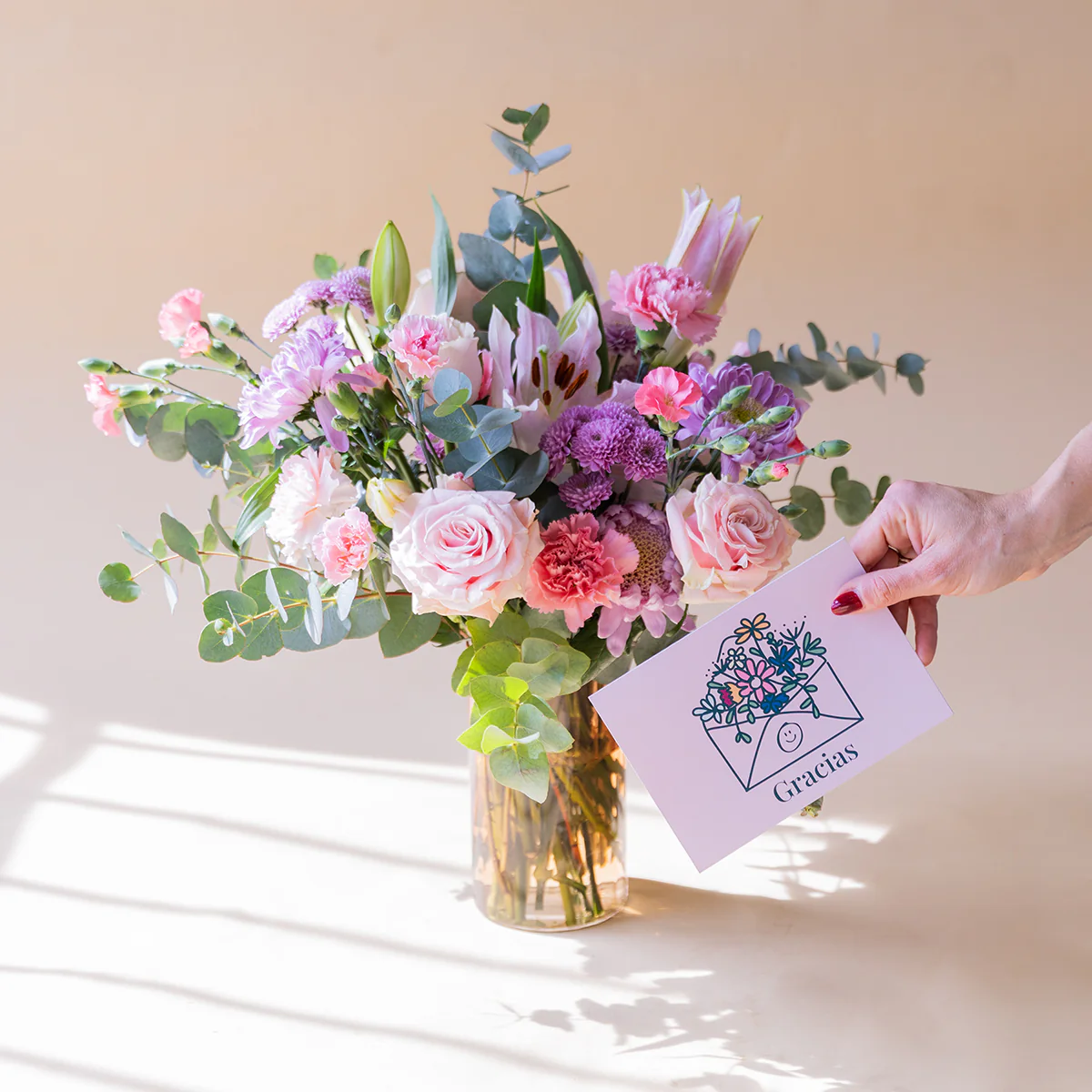 Ramo de Flores Rosas con Jarrón y Tarjeta - Image 3