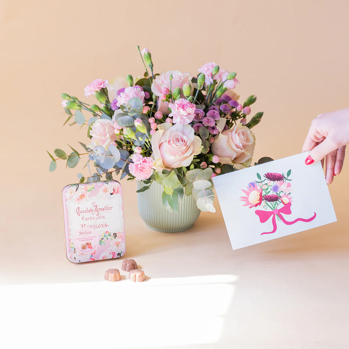 Arreglo de Rosas Rosas con Bombones y Tarjeta - Image 3