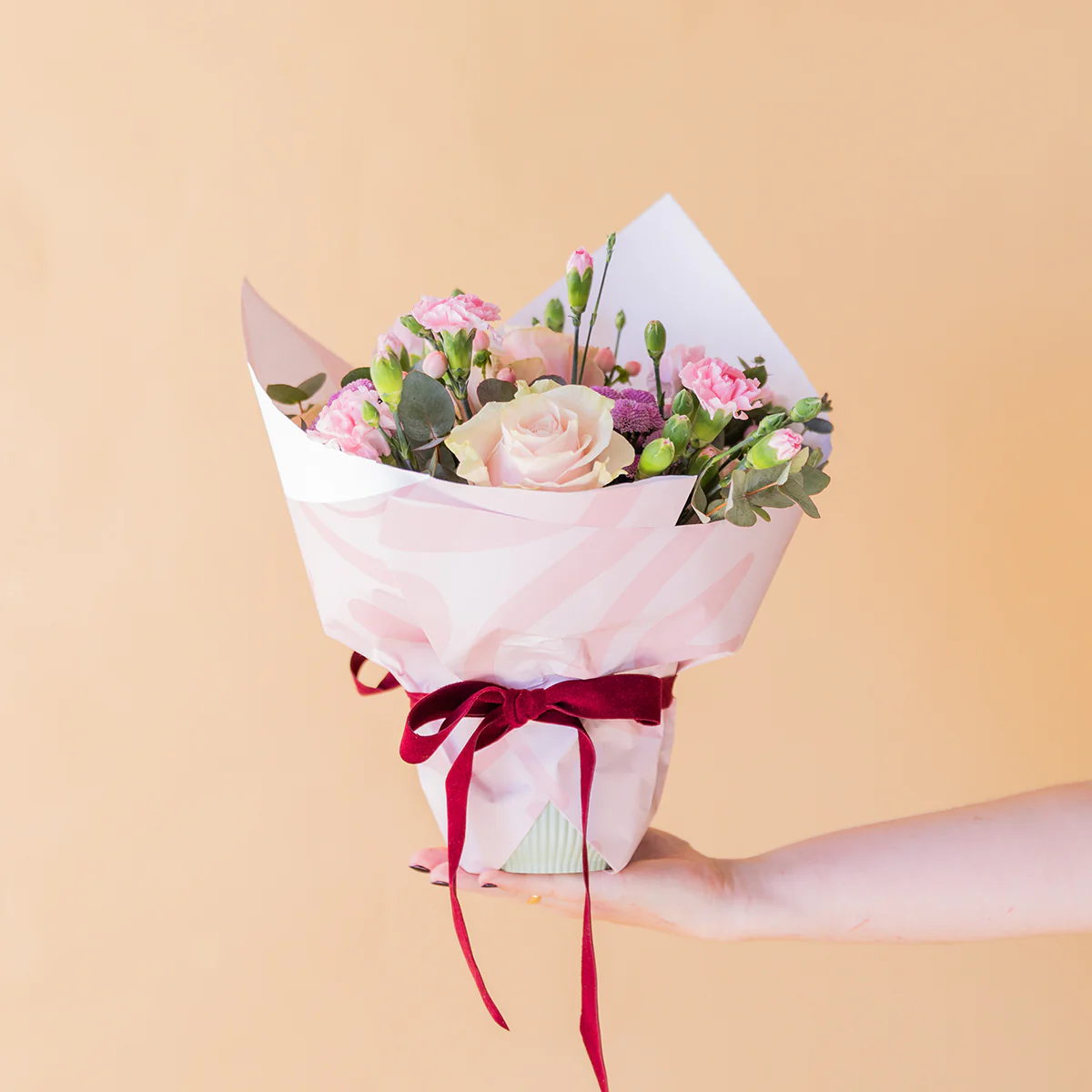 Arreglo de Rosas Rosas con Mini Peluche, Envoltorio y Tarjeta - Image 3