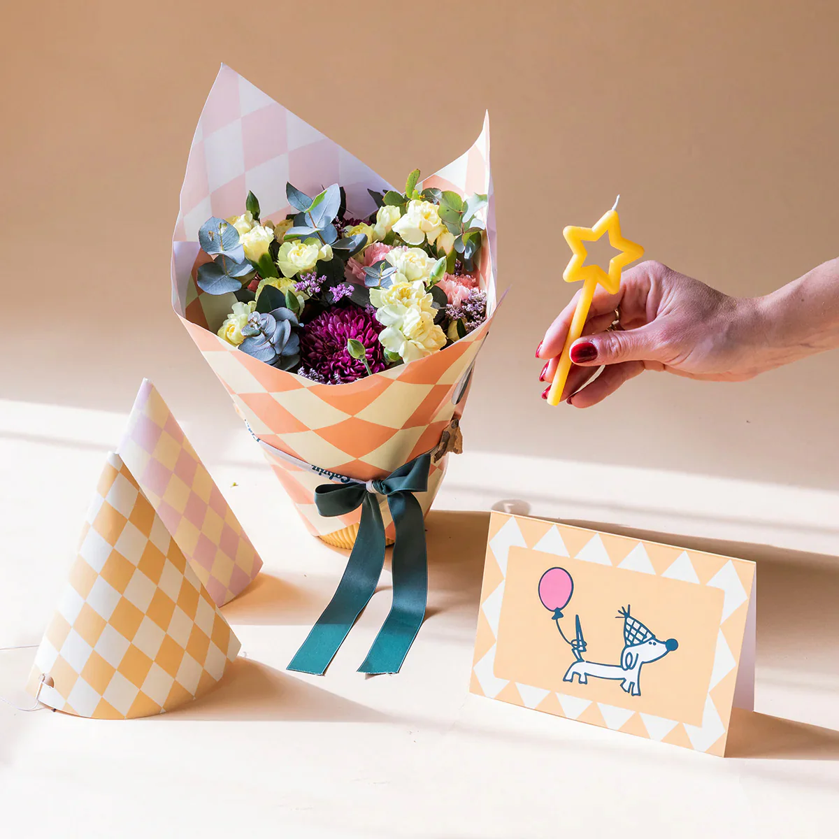 Arreglo de Flores con Envoltorio, Gorros de fiesta, Vela y Tarjeta - Image 4