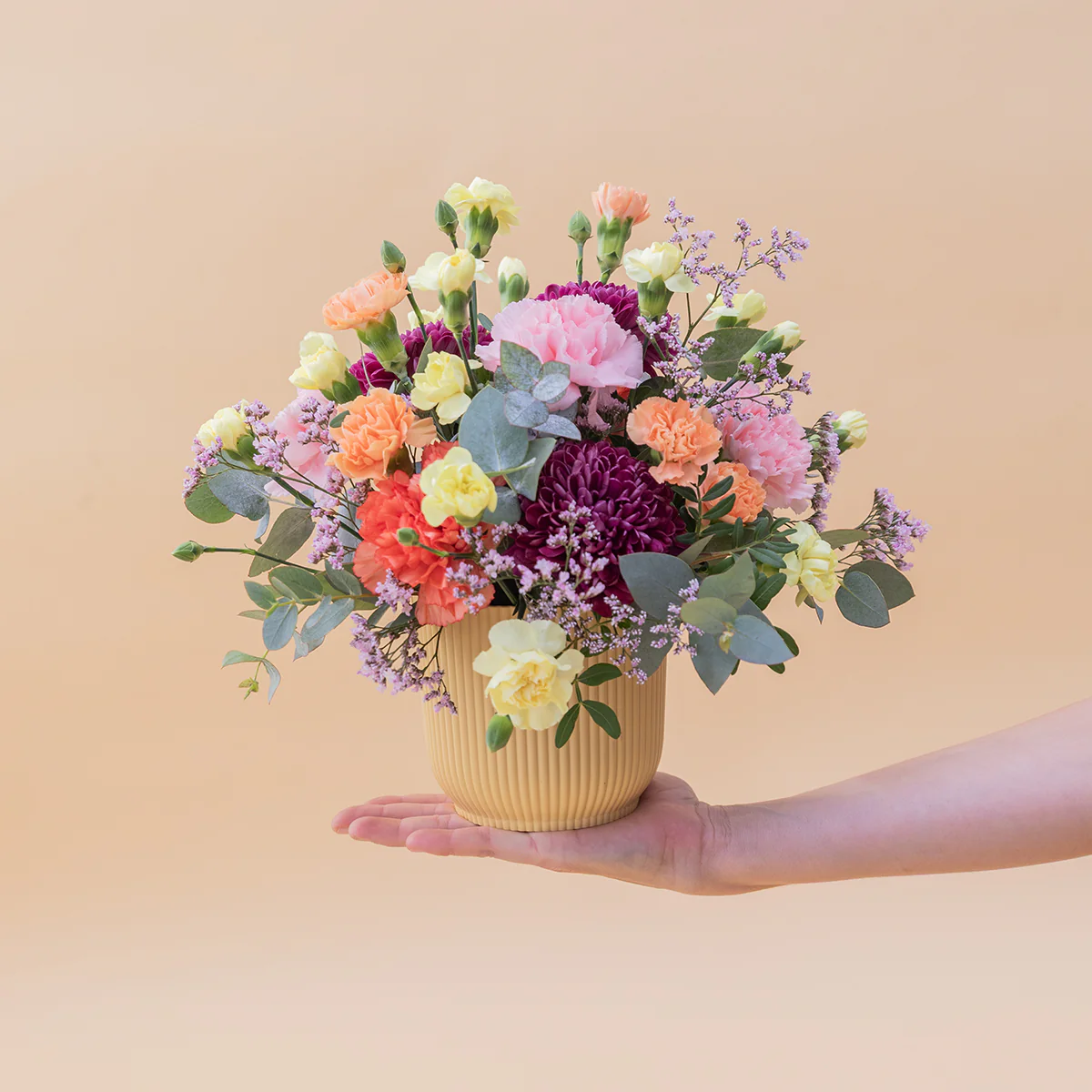 Arreglo de Flores con Libro Horóscopo y Tarjeta - Image 3
