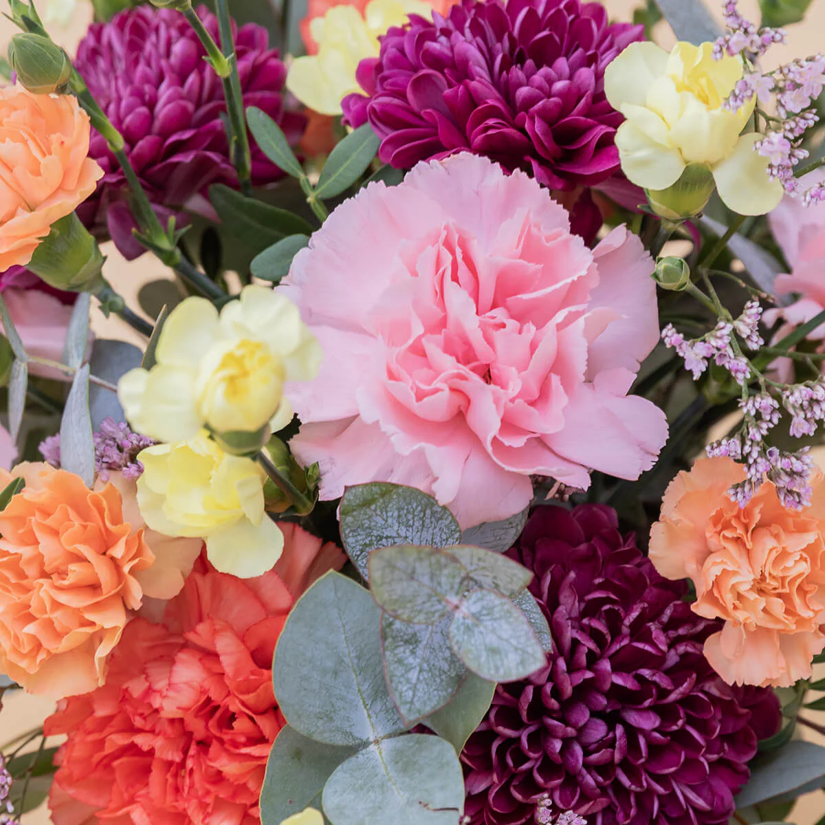 Arreglo de Flores con Libro Horóscopo y Tarjeta - Image 4