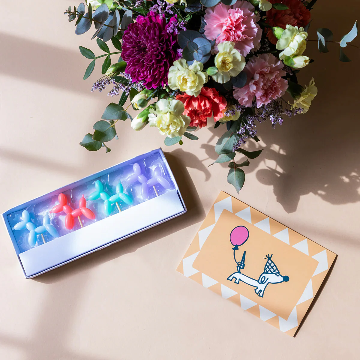 Arreglo de Flores con Velas y Tarjeta - Image 4