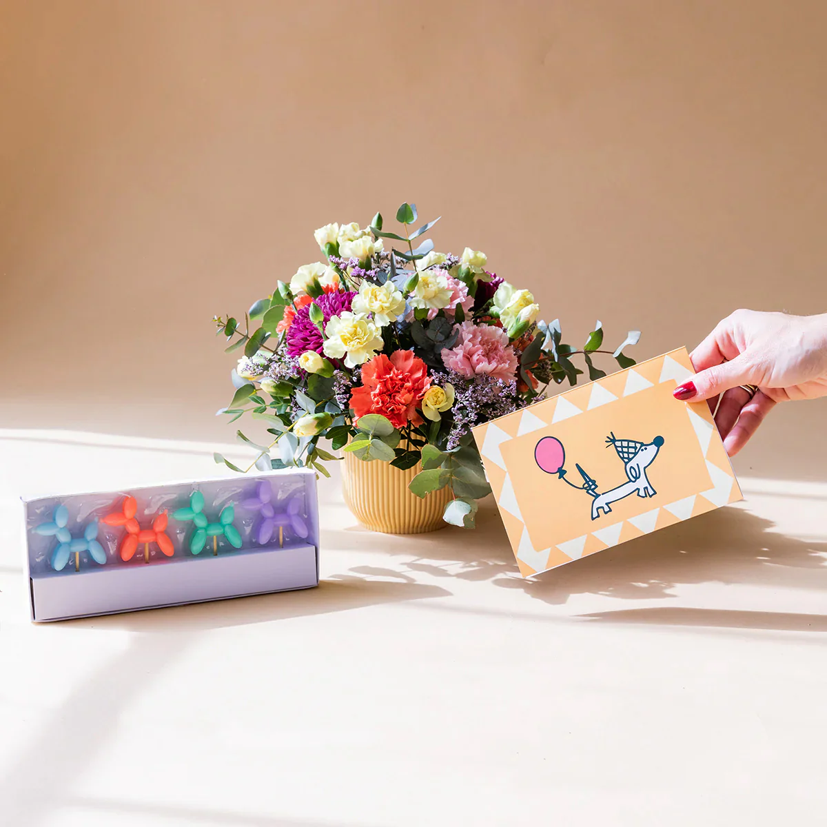 Arreglo de Flores con Velas y Tarjeta - Image 6