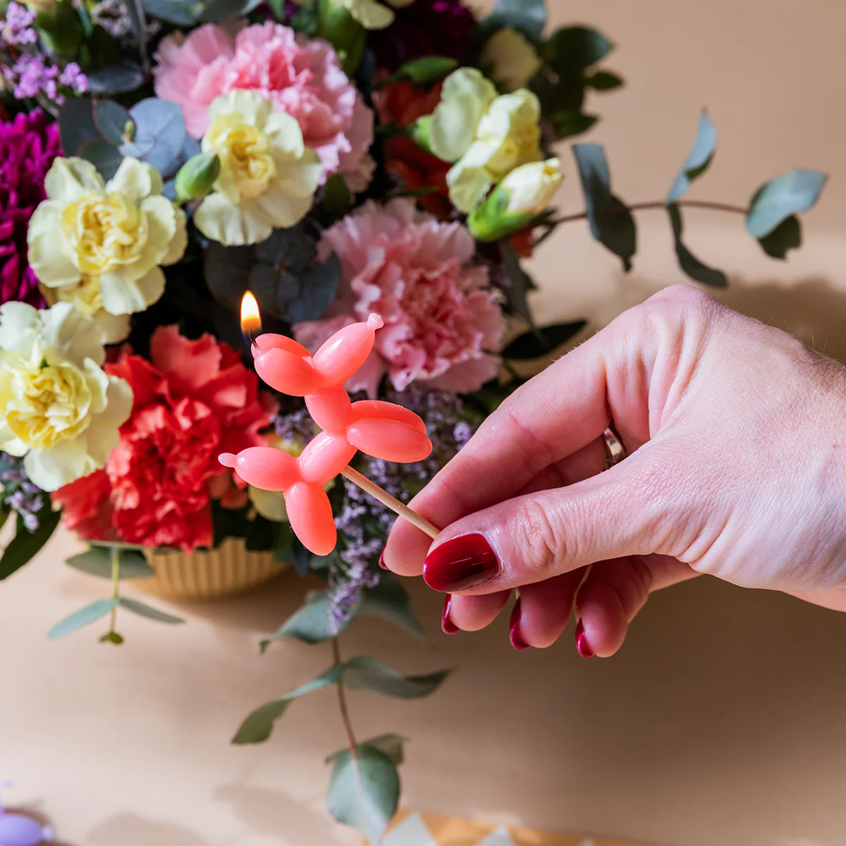 Arreglo de Flores con Velas y Tarjeta - Image 7