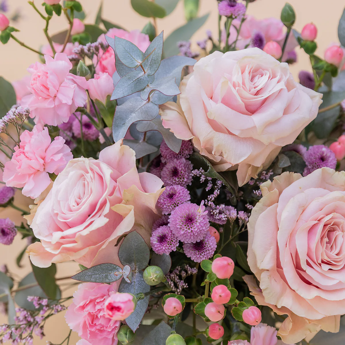 Arreglo de Rosas con Envoltorio, Bombones y Tarjeta - Image 4