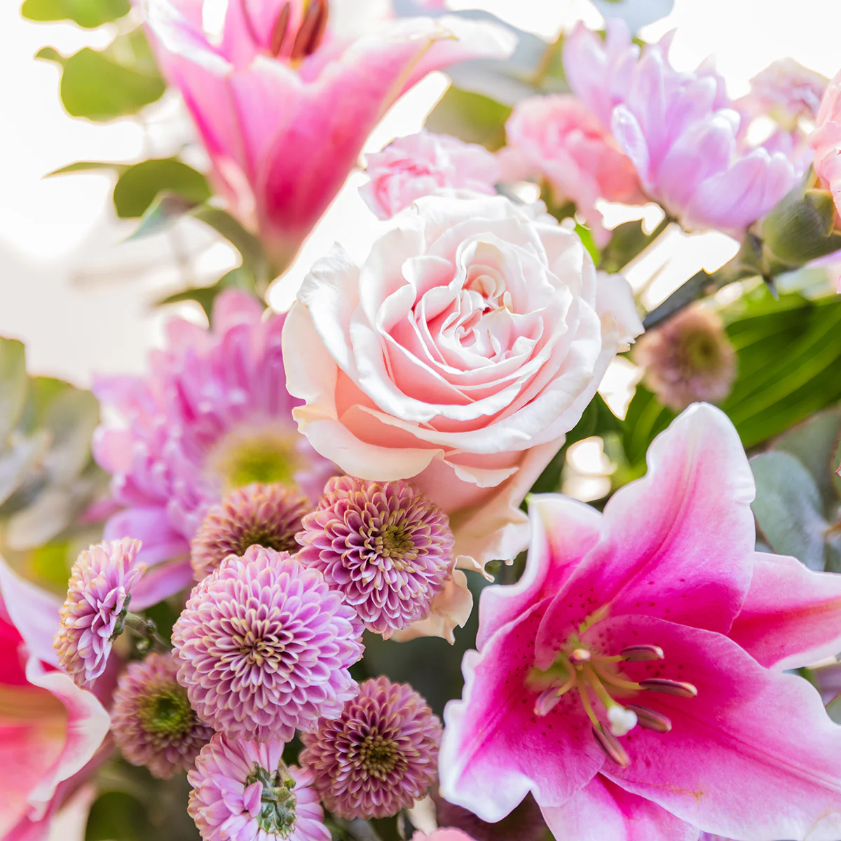 Ramo de Flores Rosas con Caja con Bombones y Tarjeta - Image 6