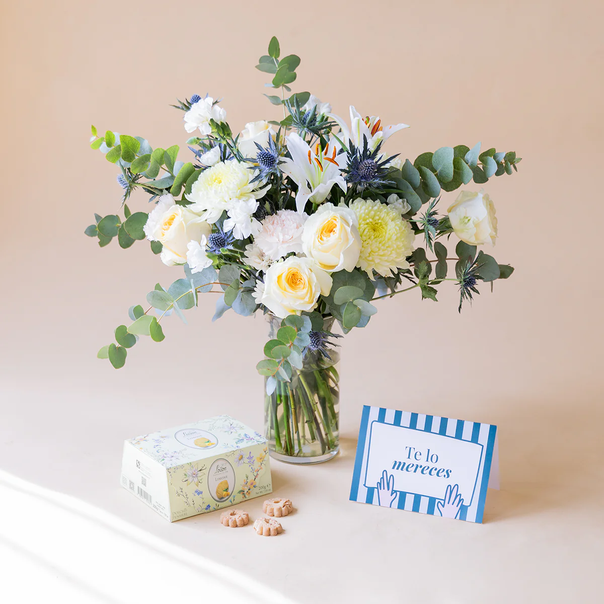 Ramo de Flores Blancas con Galletas y Tarjeta - Image 4
