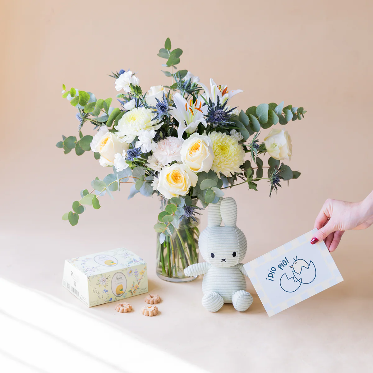 Ramo de Flores Blancas con Peluche, Galletas y Tarjeta - Image 4