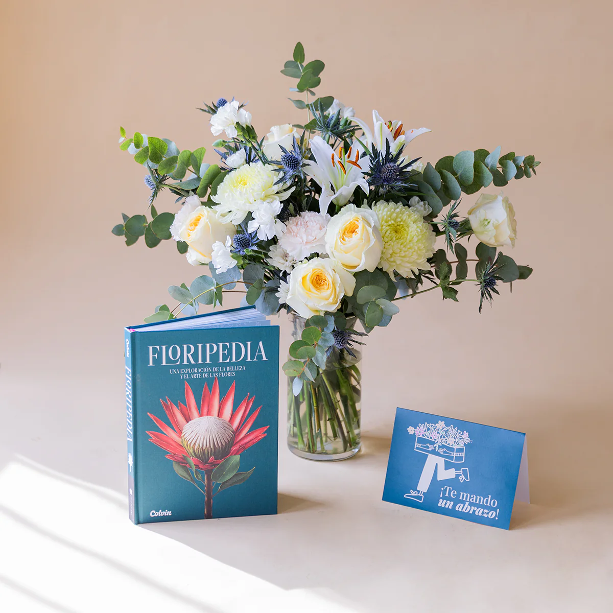 Ramo de Flores Blancas con Libro Floripedia y Tarjeta - Image 4