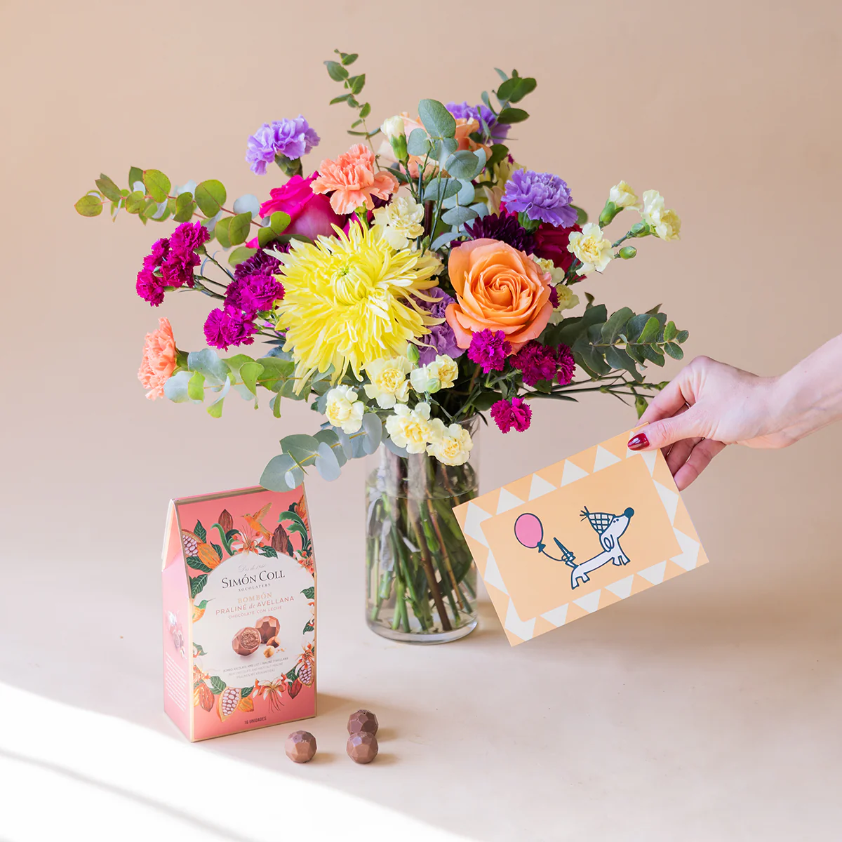 Ramo de Flores Coloridas con Bombones y Tarjeta - Image 4