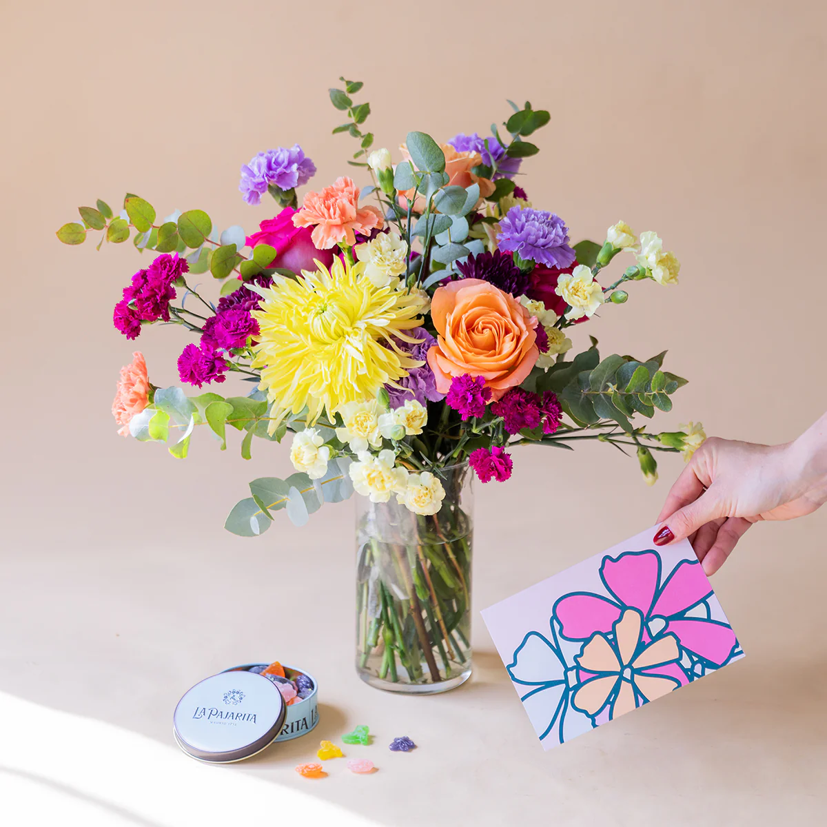 Ramo de Flores Coloridas con Caramelos y Tarjeta - Image 4