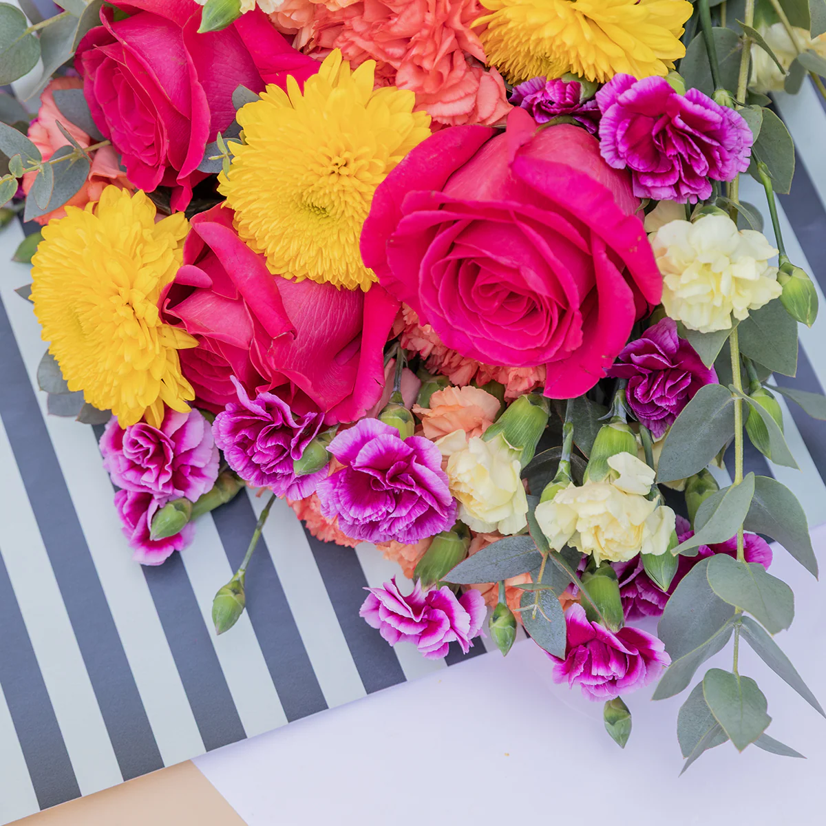 Ramo de Flores Coloridas con Jarrón y Tarjeta - Image 4