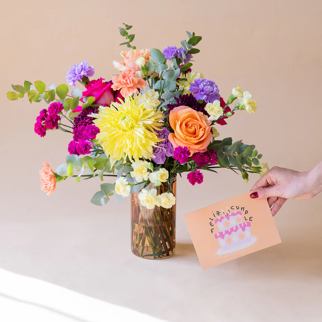 Ramo de Flores Coloridas con Jarrón y Tarjeta - Image 5