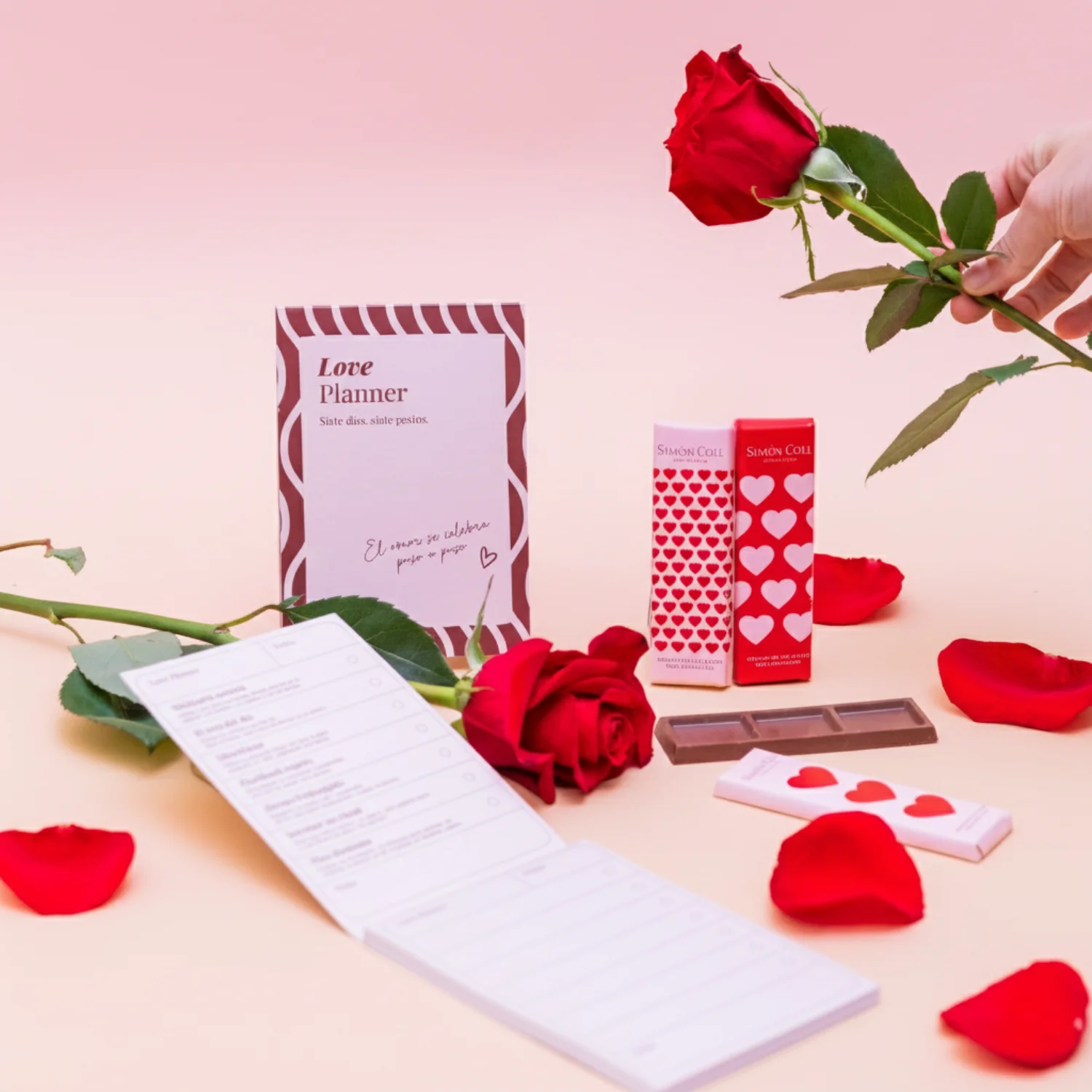 Love is in the air – Ramo de flores con chocolate y bloc de notas - Image 4