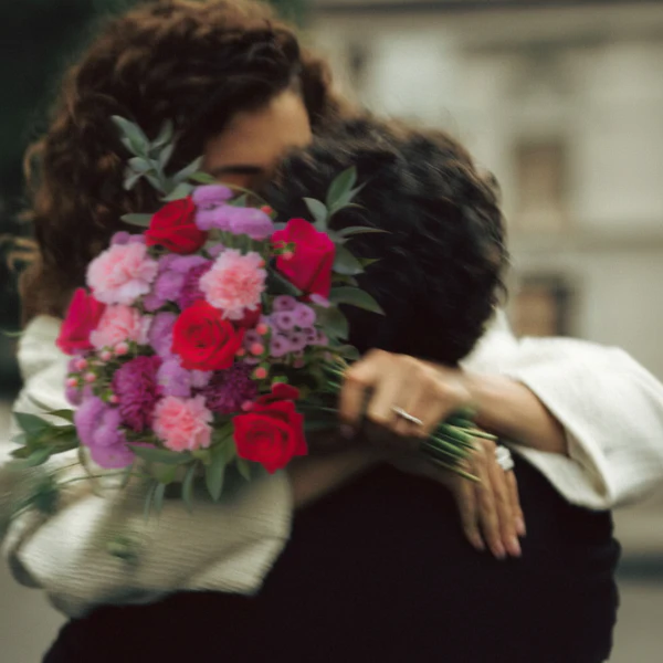 Love is in the air – Ramo de flores con chocolate y bloc de notas - Image 5