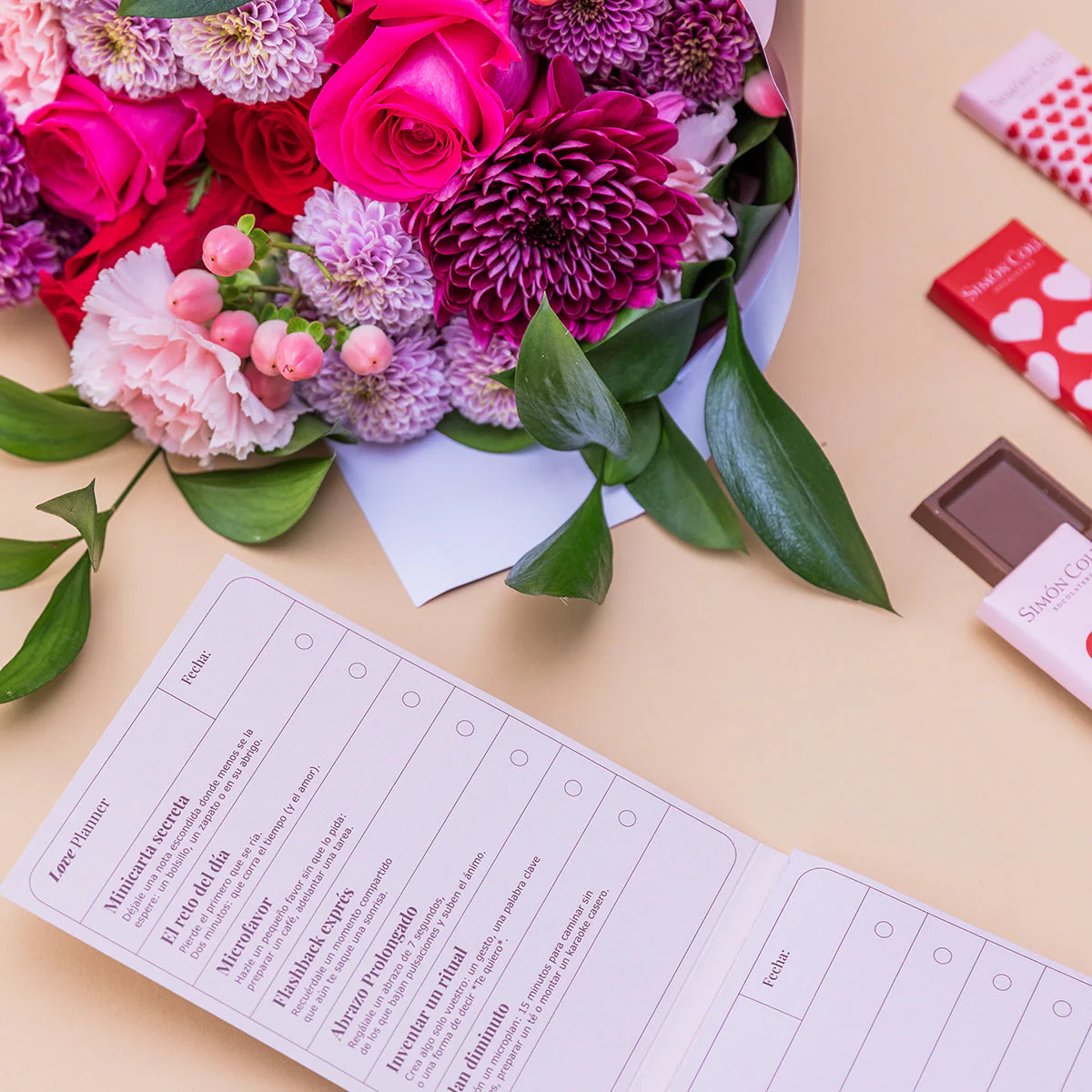 Love is in the air – Ramo de flores con chocolate y bloc de notas - Image 7