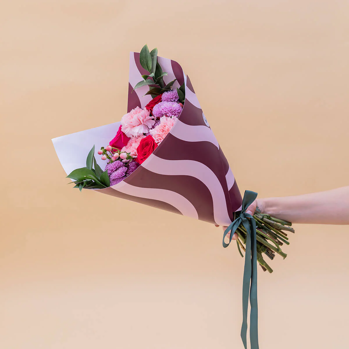 Love is in the air – Ramo de flores con chocolate y bloc de notas - Image 8
