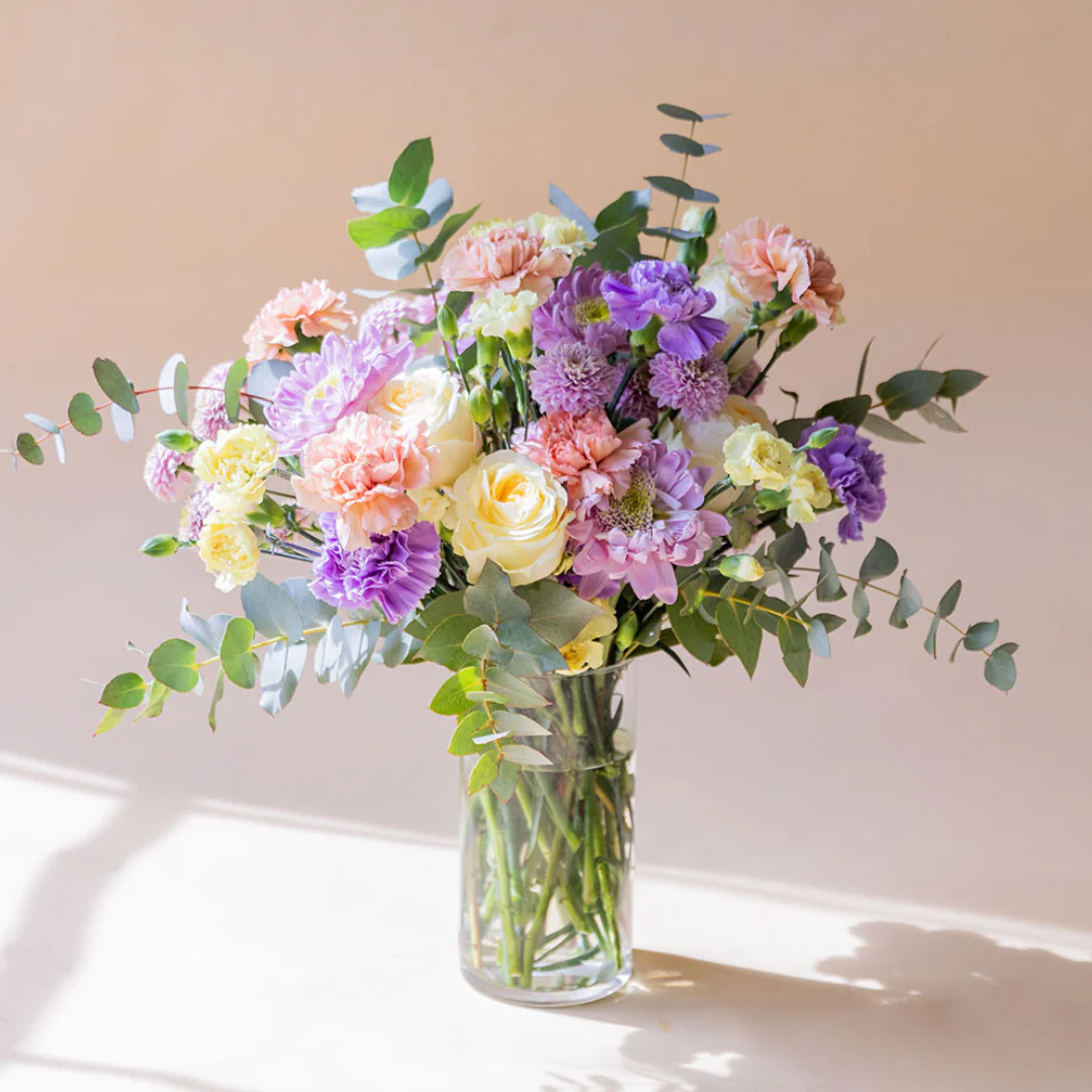 Ramo de Flores Pastel con Bombones y Tarjeta - Image 3