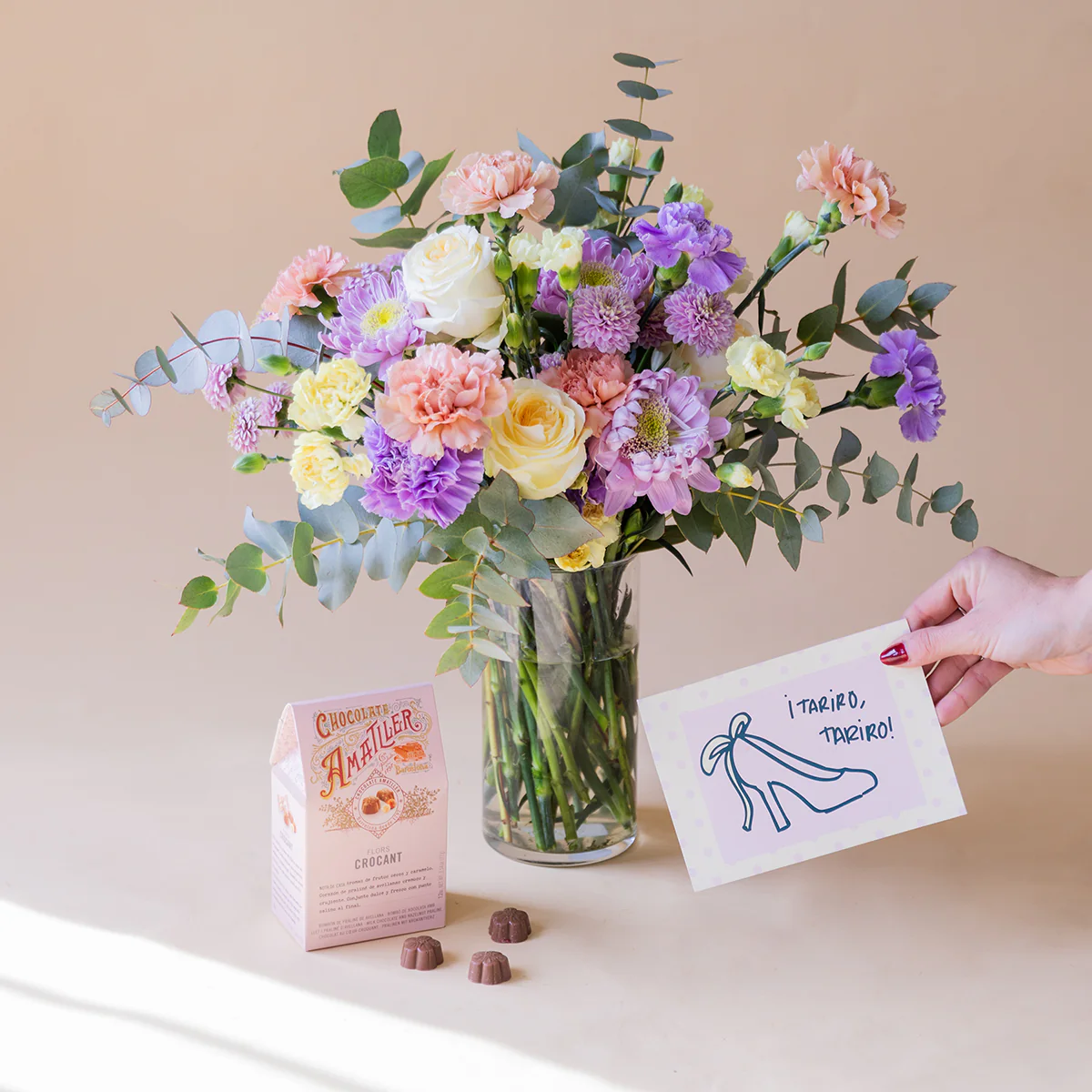 Ramo de Flores Pastel con Bombones y Tarjeta - Image 4