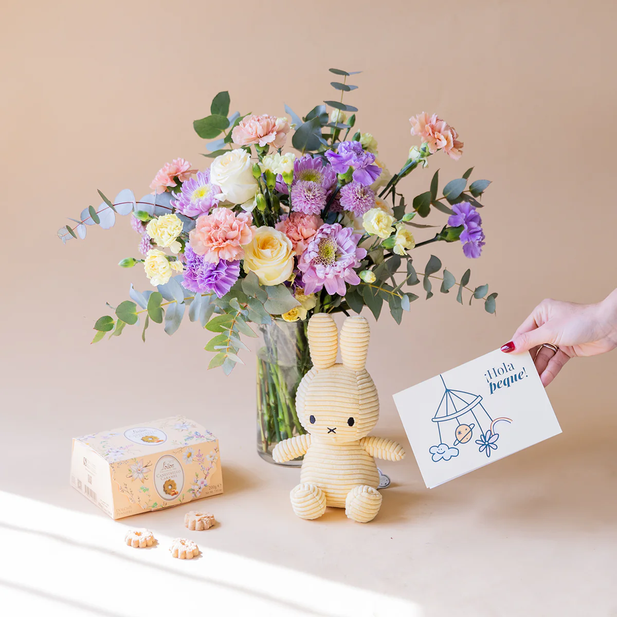 Ramo de Flores Pastel con Peluche, Galletas y Tarjeta - Image 4
