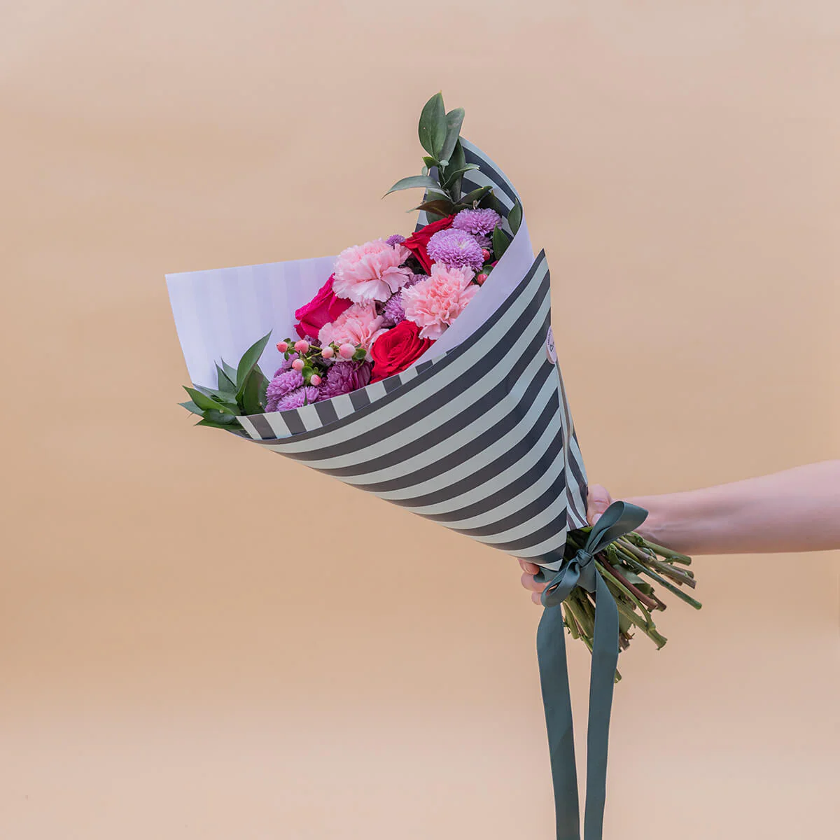 El Hechizo - Ramo de flores rojas y moradas - Image 3