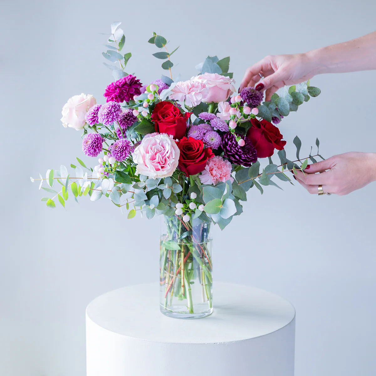 El Hechizo - Ramo de flores rojas y moradas - Image 6