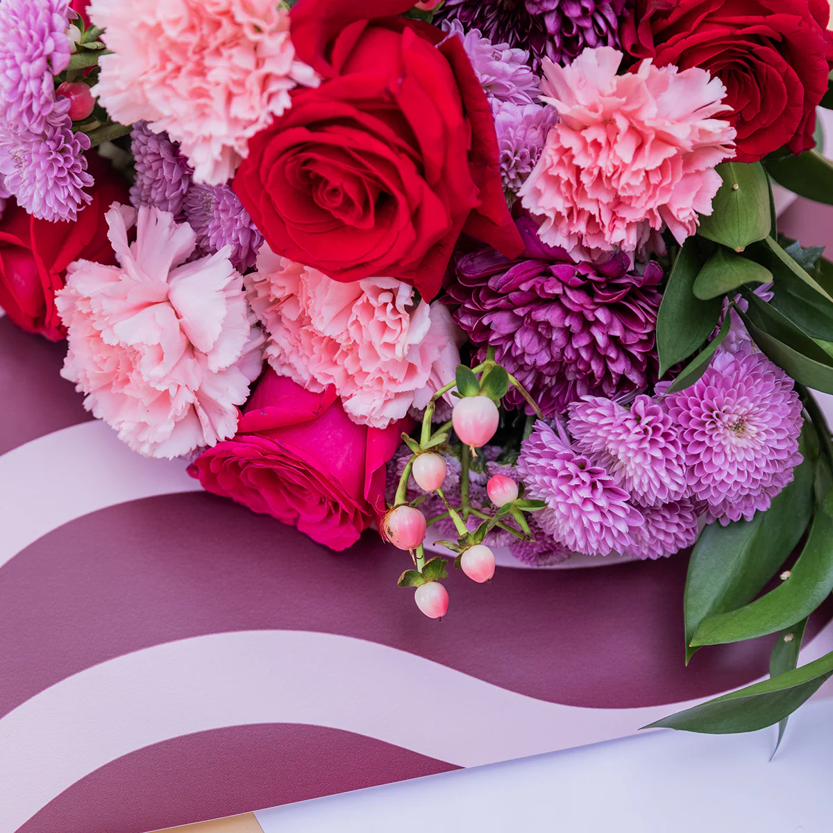 Ramo de Flores Rojas con Jarrón y Tarjeta - Image 4