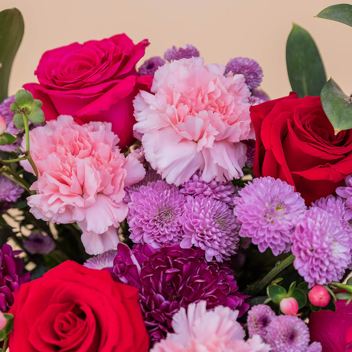 El Hechizo - Ramo de flores rojas y moradas - Image 9