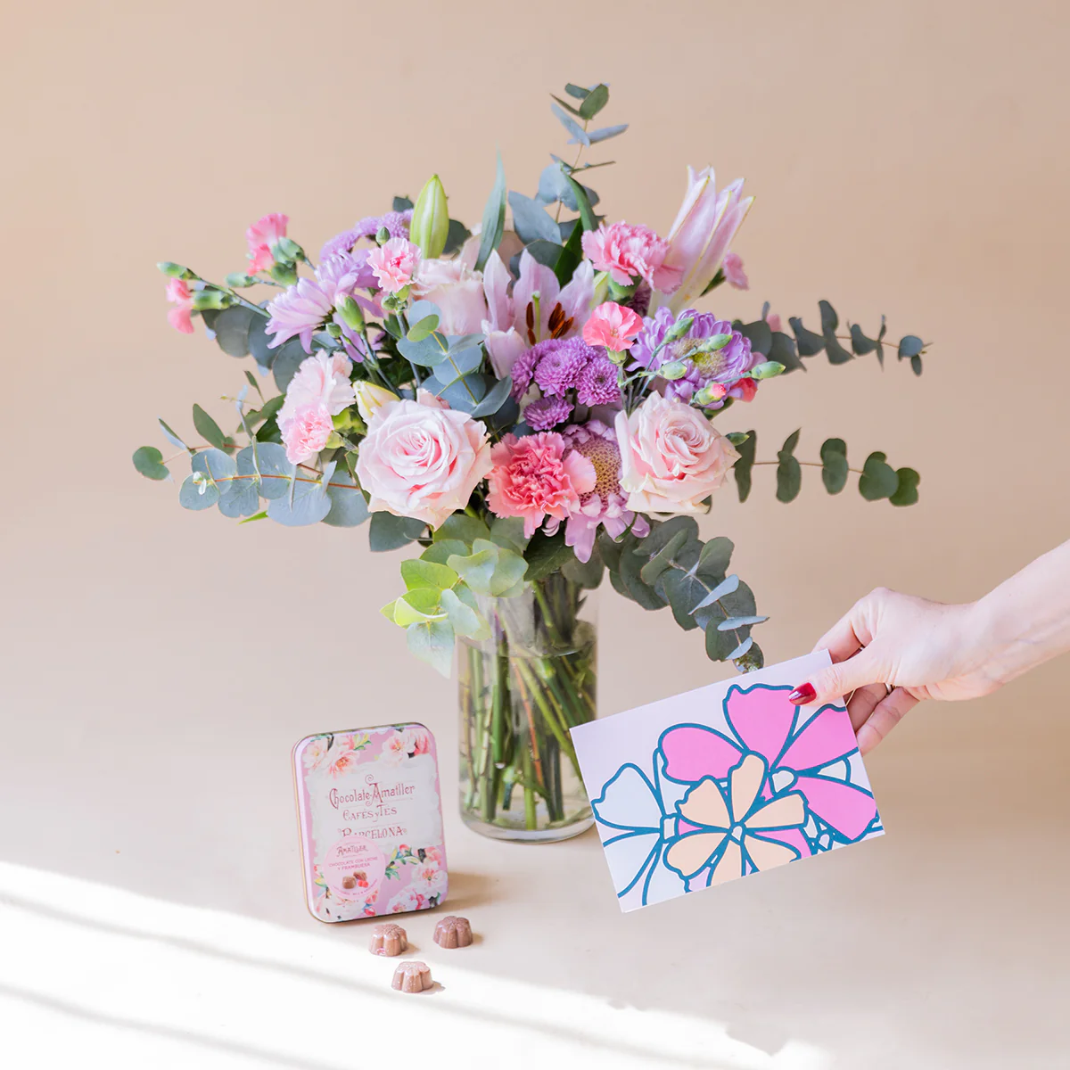 Ramo de Flores Rosas con Bombones y Tarjeta - Image 3
