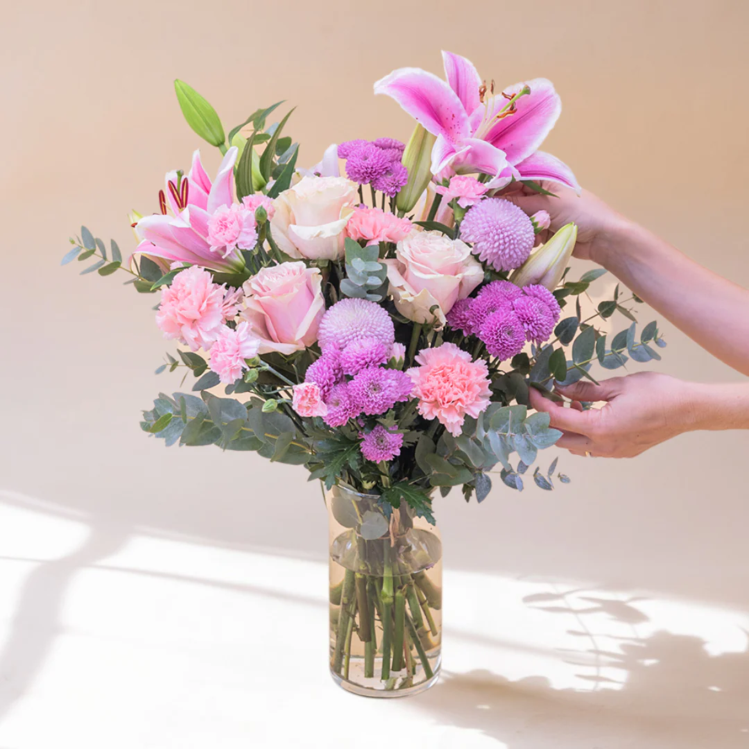 Ramo de Flores Rosas con Peluche, Caramelos y Tarjeta - Image 3
