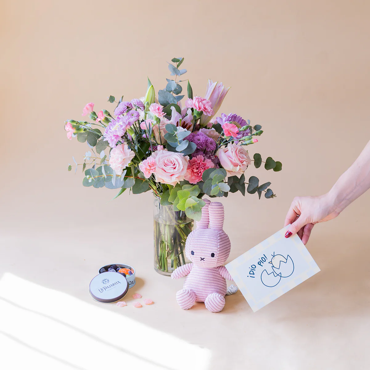 Ramo de Flores Rosas con Peluche, Caramelos y Tarjeta - Image 4